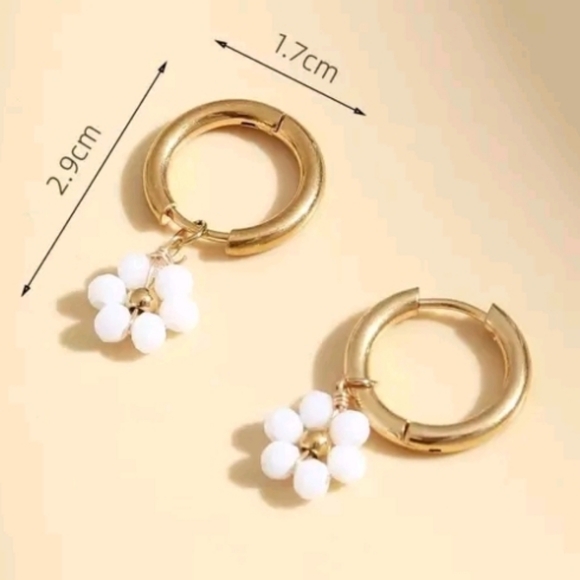 NEW! Anthropologie Daisy  White Flower Charm Dangling Huggie Hoop Gold Earrings - Picture 4 of 5